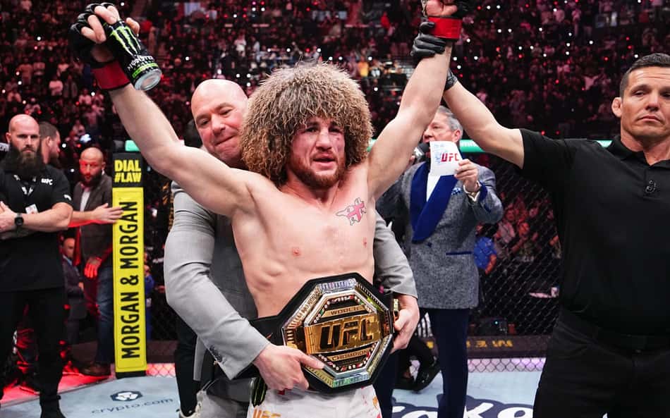 Merab Dvalishvili comemorando cinturão do UFC (Foro: Reprodução/X/UFC)