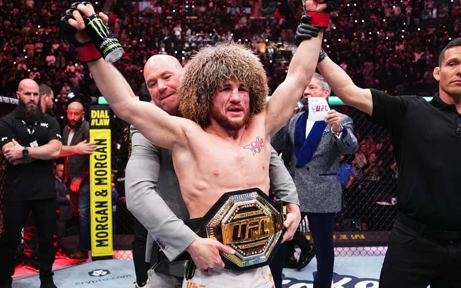 Merab Dvalishvili comemorando cinturão do UFC (Foro: Reprodução/X/UFC)