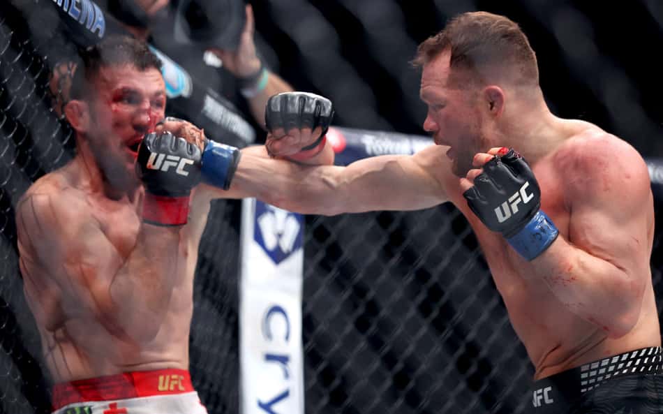 Merab Dvalishvili e Petr Yan no UFC 323 (Foto: Ian Maule/Getty Images/AFP)
