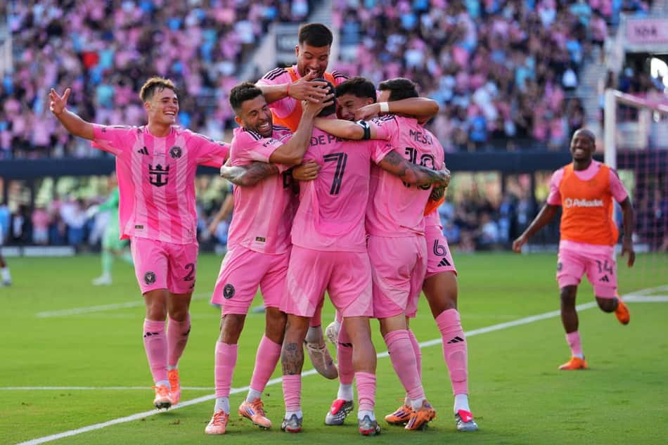 Com Messi, De Paul e Müller em campo, o Inter Miami venceu o Vancouver Whitecaps por 3 a 1 e conquistou a MLS (Foto: Rich Storry / AFP)