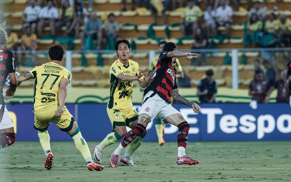 Chico Kim, do Mirassol, disputa bola com jogadores do Flamengo (Foto: Cleder Rodrigues Damasceno/RP FOTOPRESS / Gazeta Press)