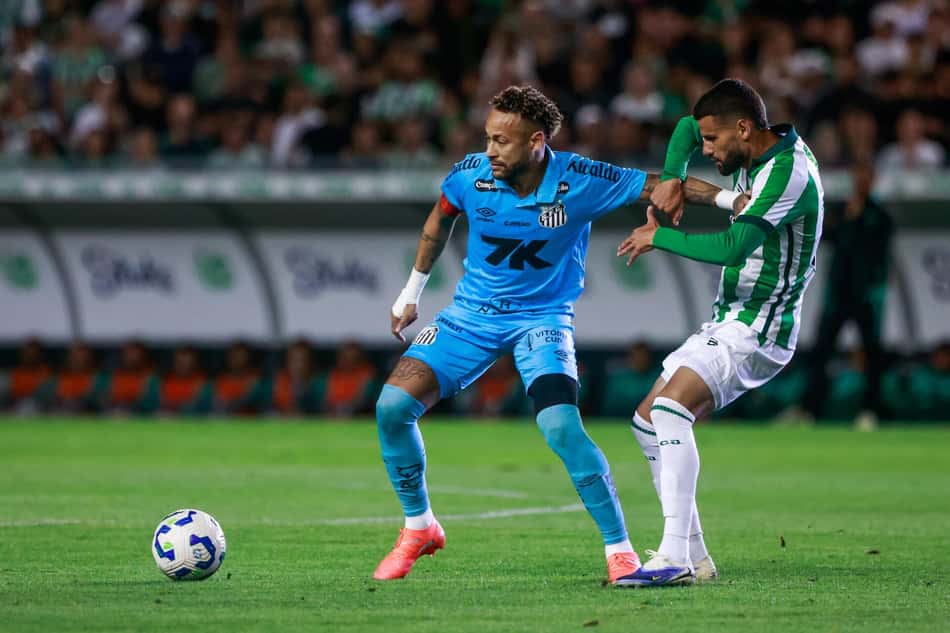 Neymar, do Santos, protege a bola durante a partida contra o Juventude (Foto: Luiz Erbes/Agif/Gazeta Press)
