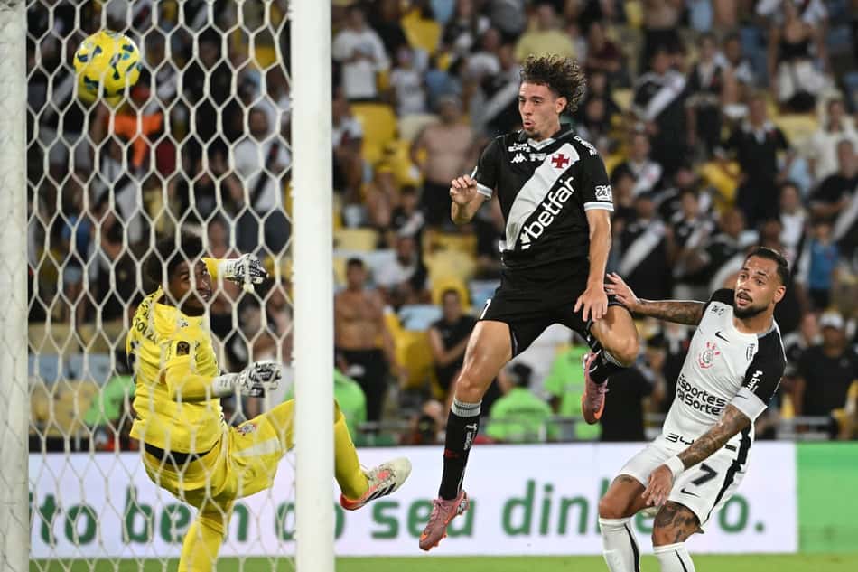 Nuno Moreira cabeceia para deixar tudo igual em Vasco x Corinthians
