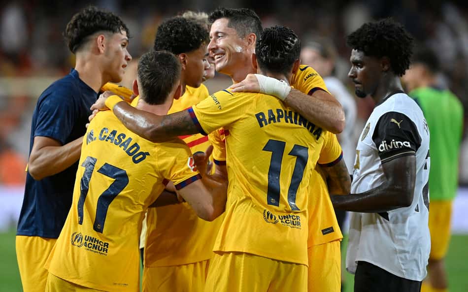 Barcelona é o principal adversário do Real Madrid pelo título de LaLiga (Foto: JOSE JORDAN / AFP)