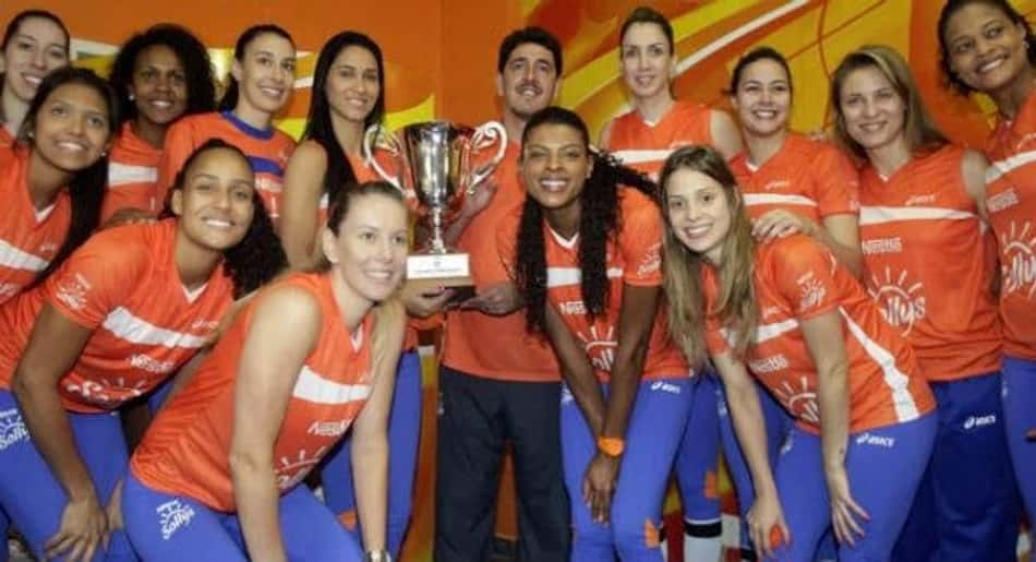 Elenco do Osasco com a taça do Mundial de 2012