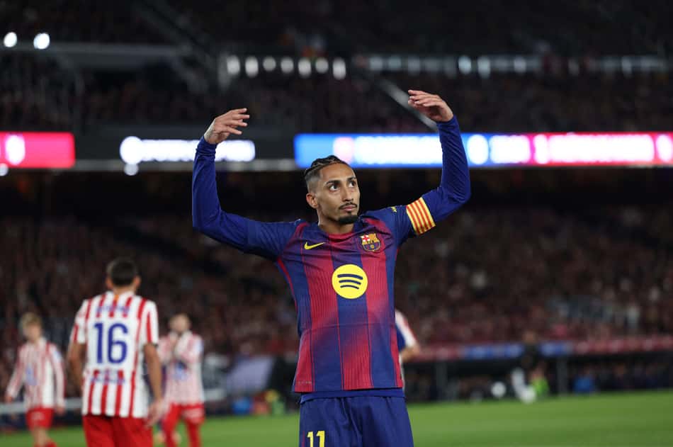 Raphinha comemora vitória em La Liga (Foto: Josep LAGO / AFP)
