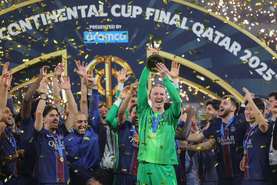 Jogadores do PSG comemoram no pódio o título da Copa Intercontinental de 2025 após a final contra o Flamengo (Foto: Karim Jaafar/AFP)