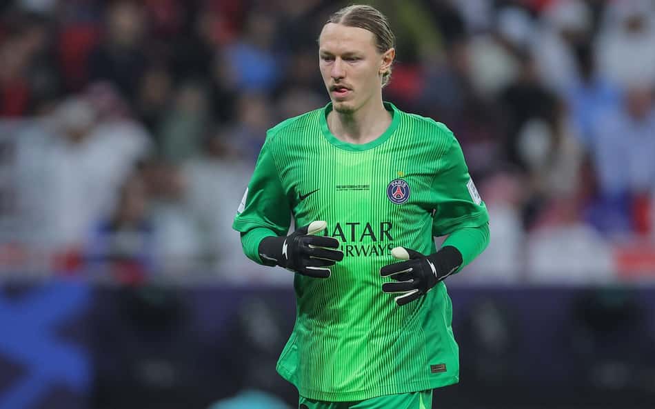 Matvey Safonov foi o herói do PSG contra o Flamengo na final da Copa Intercontinental (Foto: Karim JAAFAR / AFP)