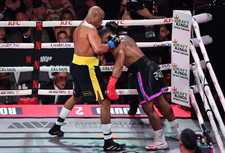Anderson Silva apaga Woodley (Foto: Reprodução Twitter Netflix Brasil/MVP)