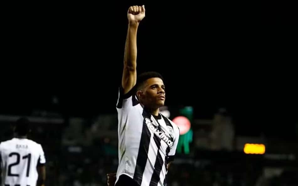 Técnico pede estátua para ex-atacante do Internacional