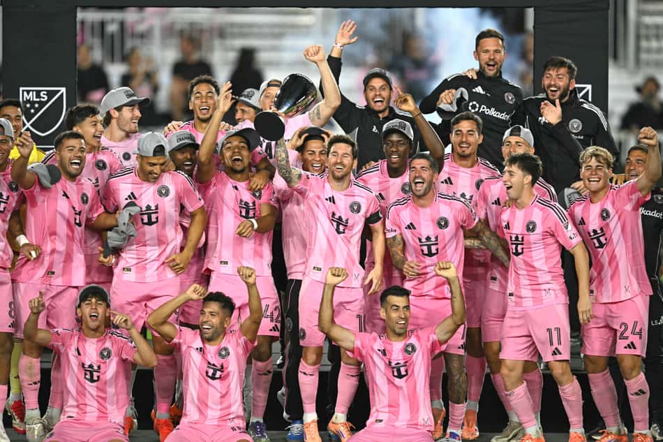 Lionel Messi comemora mais um título pelo Inter Miami (Foto: CHANDAN KHANNA / AFP)