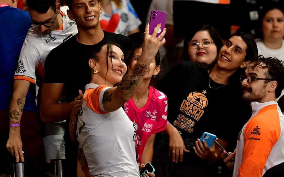 Tifanny atendeu os fãs no ginásio antes do jogo do Osasco