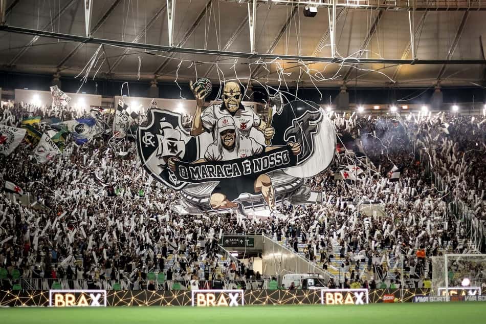 Torcida do Vasco no Maracanã em partida contra o Fluminnese na Copa do Brasil