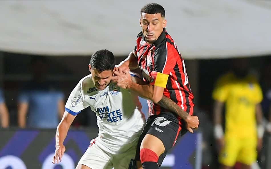 Rodrigo Nestor, do Vitória, disputa lance com Baralhas, do Bahia, durante partida no Barradão