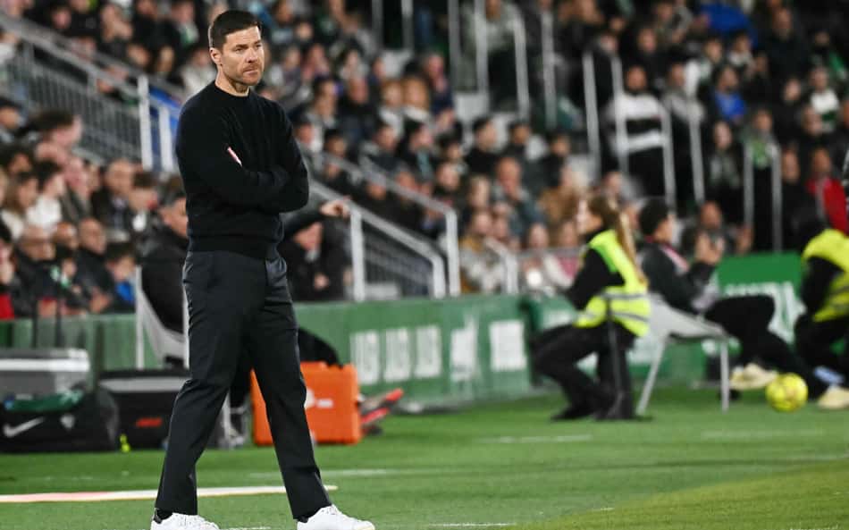 Xabi Alonso em ação durante o confronto de Real Madrid contra o Elche, em La Liga (Foto: Jose Jordan/AFP)