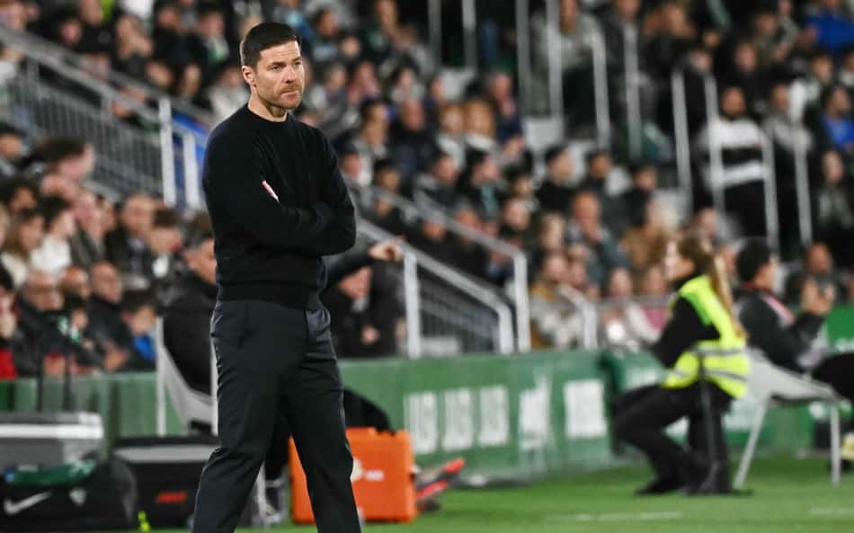 Xabi Alonso em ação durante o confronto de Real Madrid contra o Elche, em La Liga (Foto: Jose Jordan/AFP)