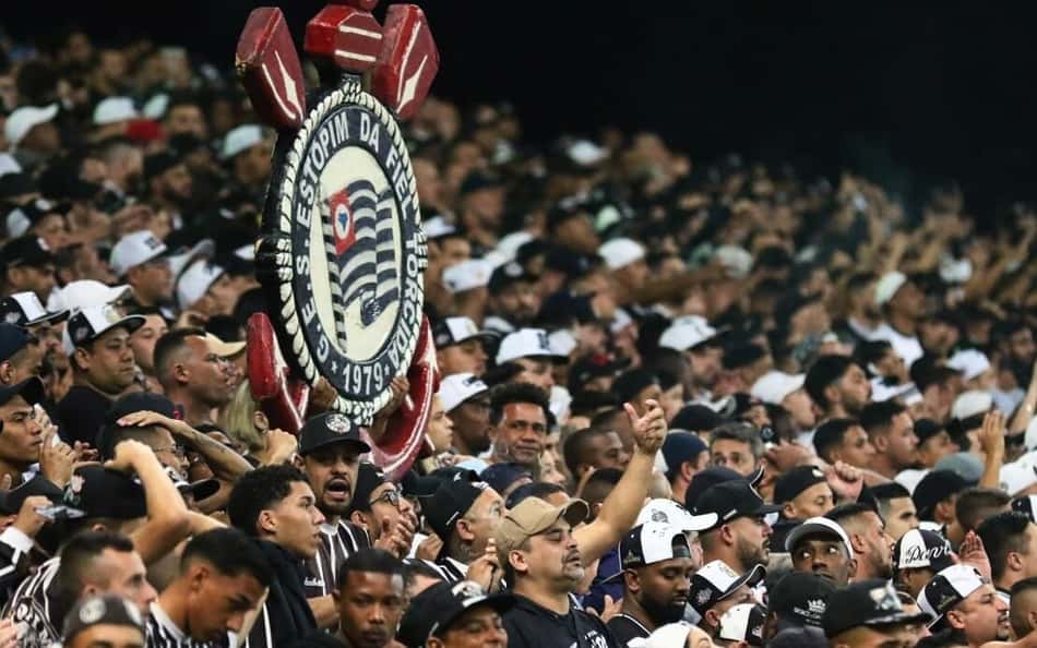 Torcedores do Corinthians mandam recado para técnico rival após fala polêmica