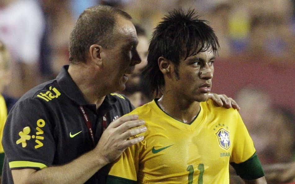 Mano Menezes cita Neymar em apresentação na seleção do Peru: 'Se parar de dançar'