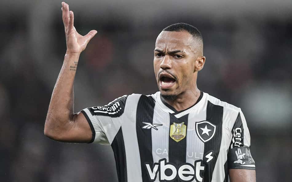 Torcida do Botafogo escolhe ídolo para o lugar de Marlon Freitas em bandeirão