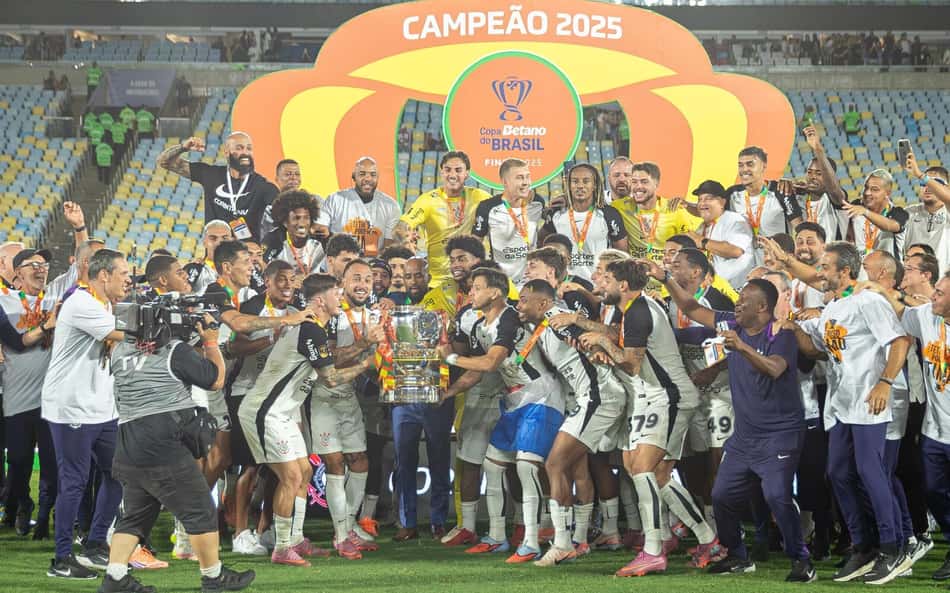 De saída, torcedores se despedem de medalhão do Corinthians: 'A Fiel te ama'