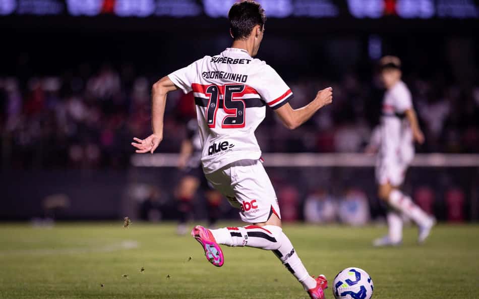 Rodriguinho com a camisa do São Paulo