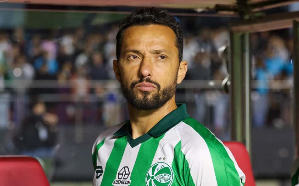 Nenê tem recepção de rei pela torcida do Botafogo-PB