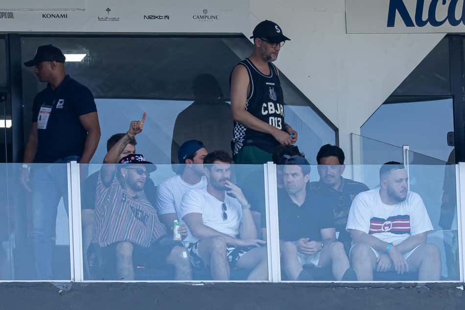 Neymar acompanha a partida do Santos direto de um dos camarotes da Vila Belmiro. (Foto:  LEO BARRILARI/Gazeta Press)