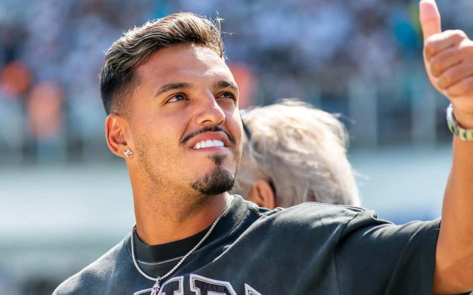 Gabriel Menino acompanha o jogo do Santos contra o Novorizontino na Vila Belmiro. (Foto: Gero Rodrigues/O Fotografico/Gazeta Press)