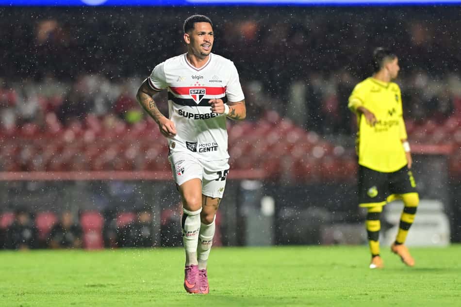 Luciano corre após marcar o gol da vitória do São Paulo sobre o São Bernardo (Foto: Eduardo Carmim/Photo Premium/Gazeta Press) 