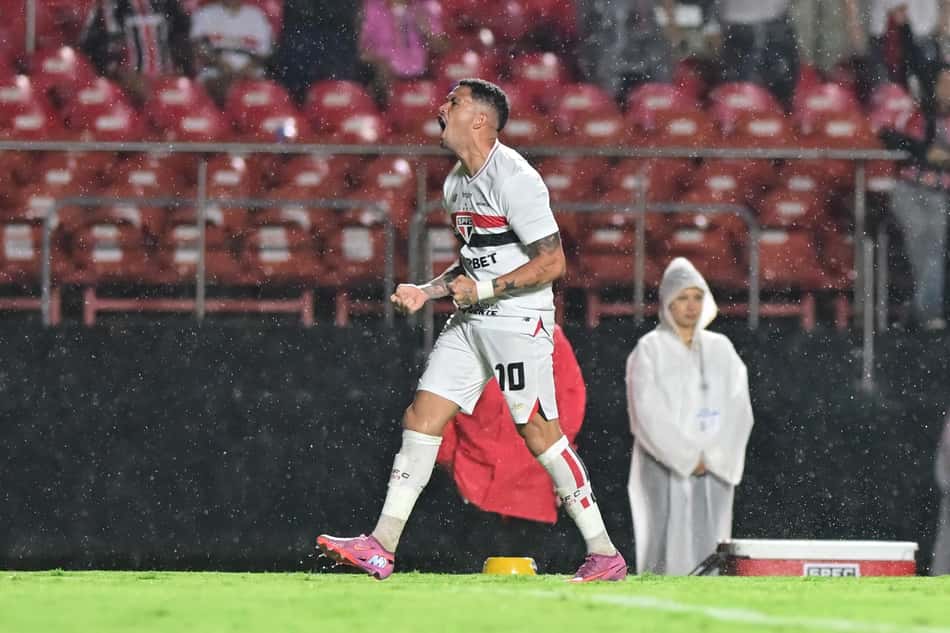 Luciano comemora gol do São Paulo sobre o São Bernardo (Foto: Eduardo Carmim/Photo Premium/Gazeta Press)