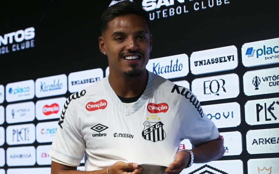 De 'mente aberta' e no clube do coração, Gabriel Menino é apresentado no Santos