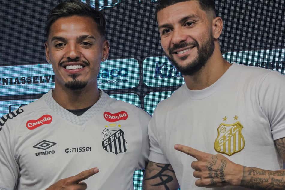 Gabriel Menino é apresentado pelo ex-jogador do Santos Alison. (Foto: Raphael Campos Do Prado/MOCHILA PRESS)