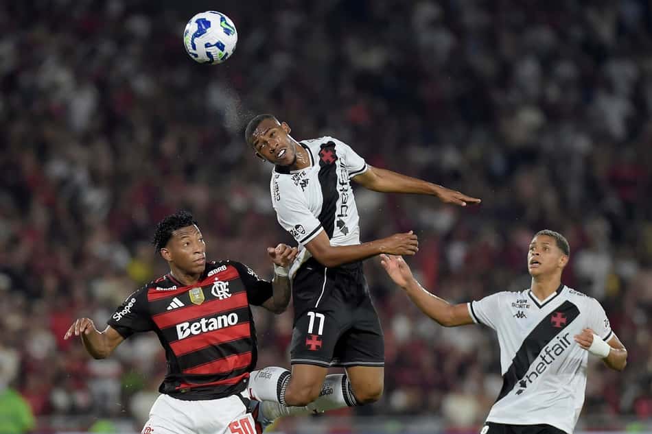 Rayan marcou gol de cabeça no clássico contra o Flamengo na última edição do Brasileirão (Foto: Dhavid Normando/Gazeta Press)