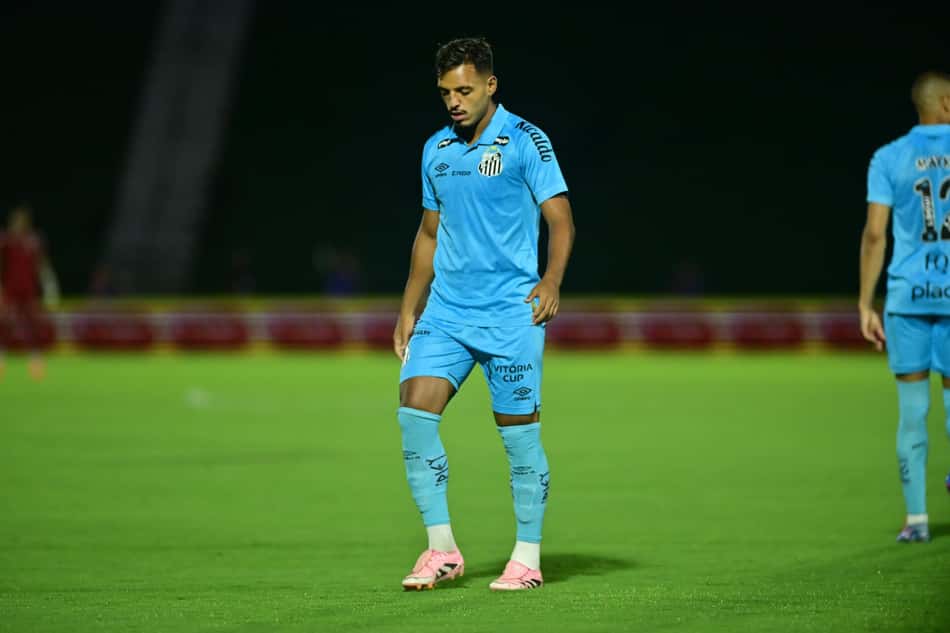 Gabriel Menino estreou com a camisa do Santos no duelo contra o Guarani. (Foto: Eduardo Carmim/Photo Premium/Gazeta Press)