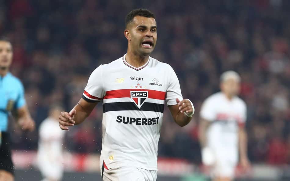 Presidente do São Paulo explica por que Alisson ainda não assinou com o Corinthians