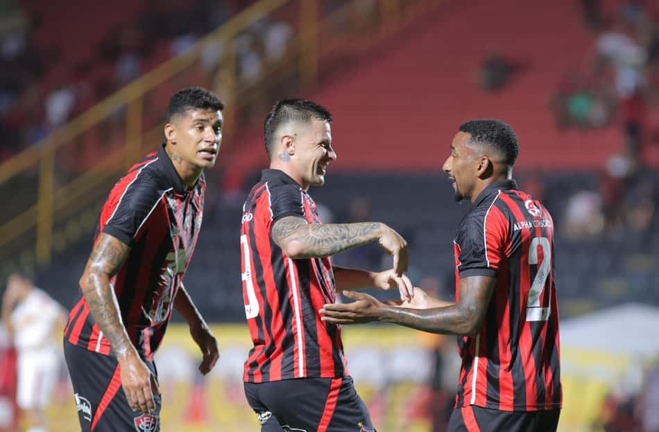 Kayzer e Mateus Silva comemoram gol do Vitória contra a Juazeirense (Foto: Márcio José/AGIF/Gazeta Press)