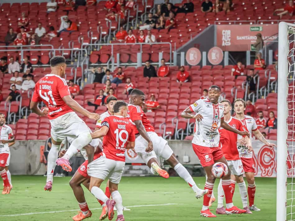 Félix Torres cabeceia para marcar gol na estreia no Internacional