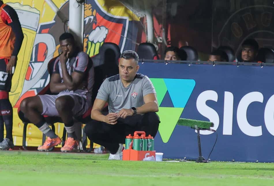Jair Ventura observa o Vitória contra a Juazeirense no Barradão (Foto: Márcio José/AGIF/Gazeta Press)