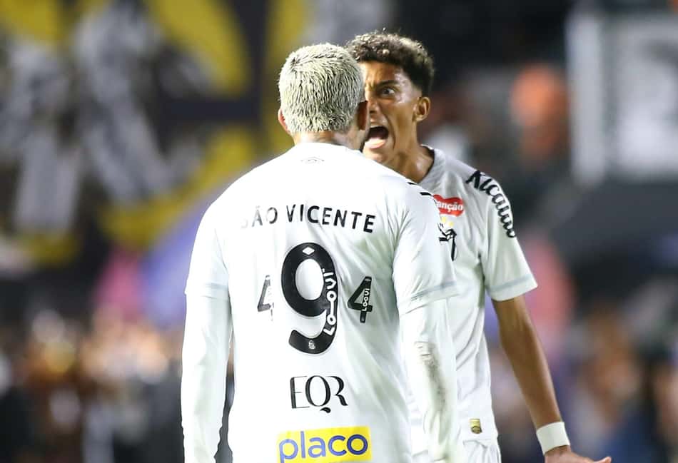 Gabriel Barbosa ao lado de Robinho Jr na Vila Belmiro. (Foto: Mauricio de Souza/ Agif/Gazeta Press)