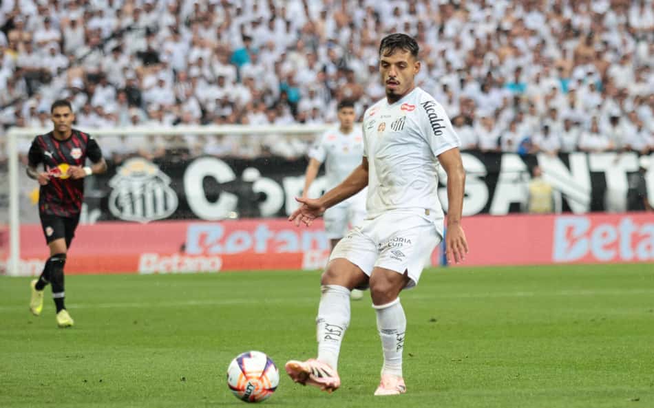 'Tem que olhar o copo meio cheio', diz Gabriel Menino após empate do Santos