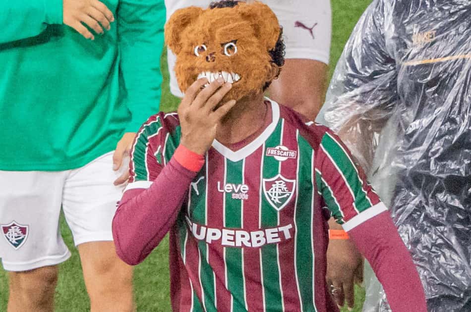 John Kennedy comemora gol em Fluminense x Flamengo com máscara de urso ((Foto: Maga Jr/AgÃªncia F8/Gazeta Press)