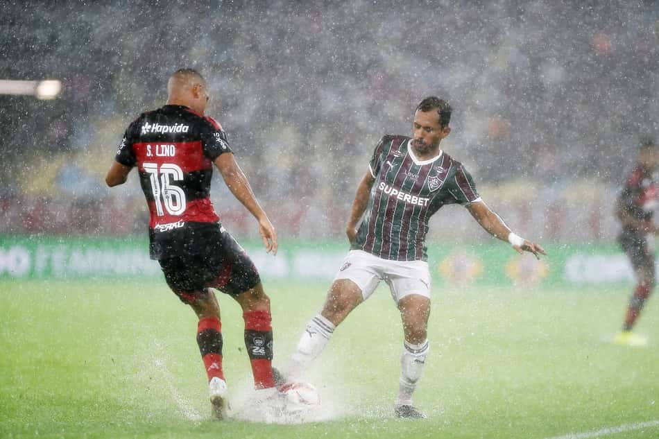 Samuel Lino e Lima dividem bola na chuva em Fluminense x Flamengo (Foto: Alexandre DurÃ£o/Zimel Press/Gazeta Press)