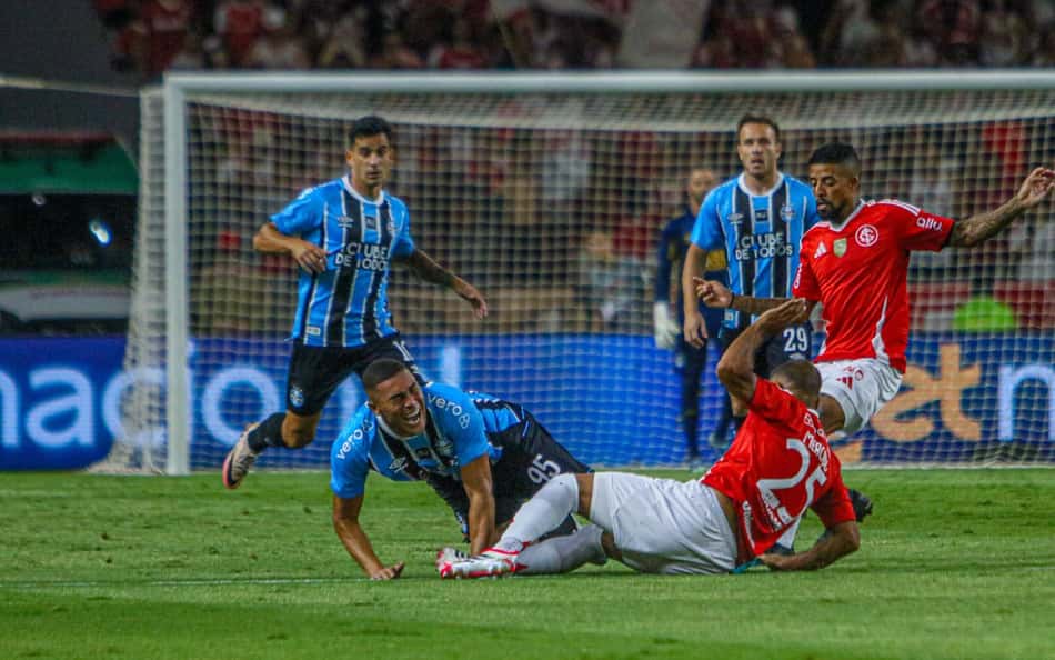 Gre-Nal 449: Internacional vence o Grêmio de virada com direito a quatrilho
