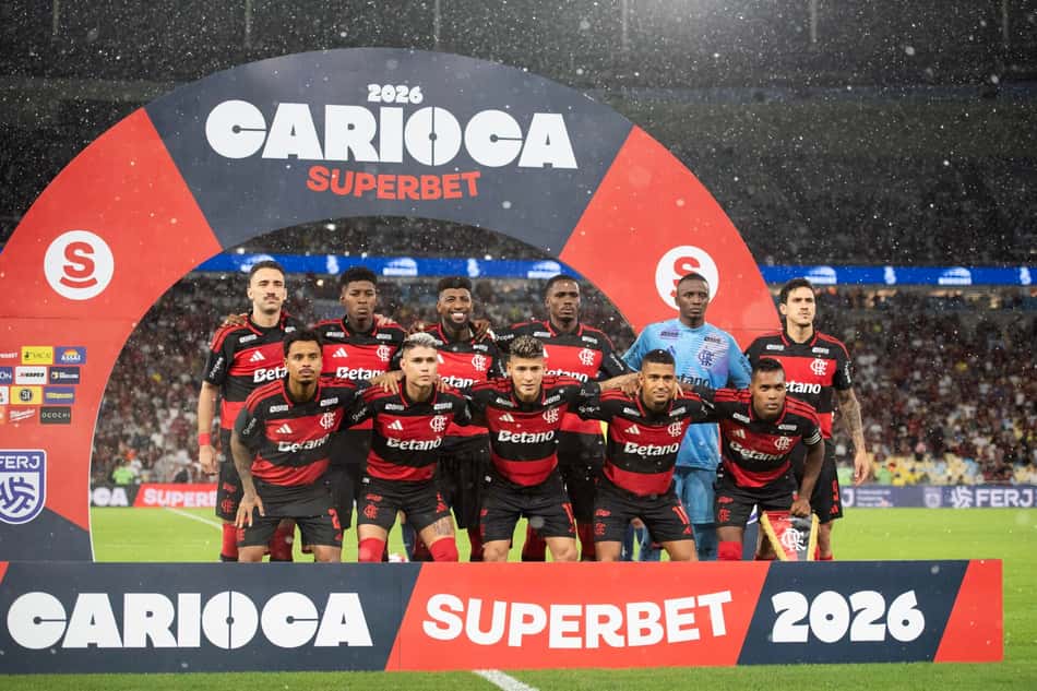 Time do Flamengo perfilado antes do duelo com o Fluminense (Foto: DELMIRO DOS SANTOS JUNIOR/MOCHILA PRESS/GazetaPress)