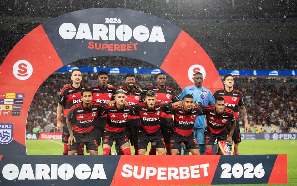 Time do Flamengo perfilado antes do duelo com o Fluminense (Foto: DELMIRO DOS SANTOS JUNIOR/MOCHILA PRESS/GazetaPress)