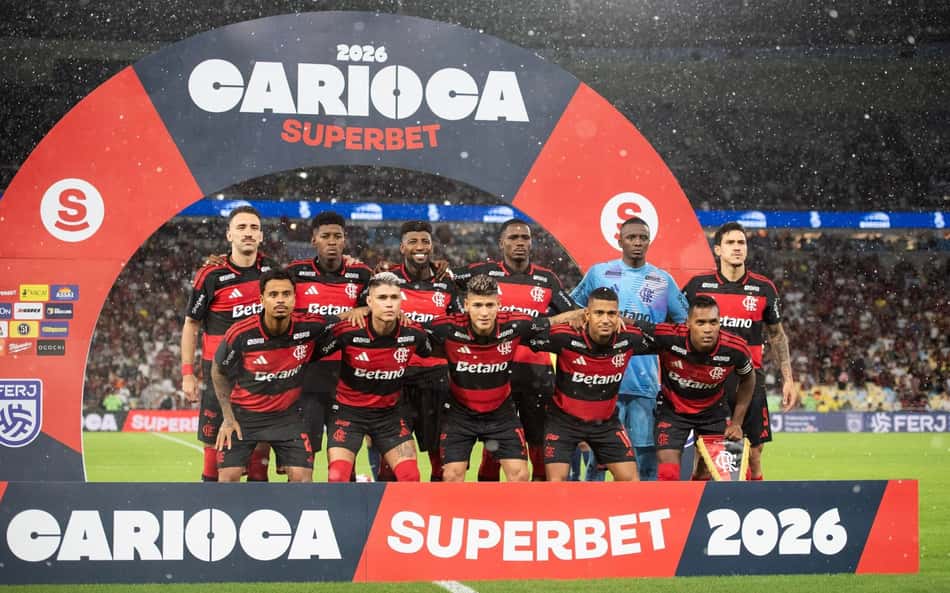 Time do Flamengo perfilado antes do duelo com o Fluminense (Foto: DELMIRO DOS SANTOS JUNIOR/MOCHILA PRESS/GazetaPress)