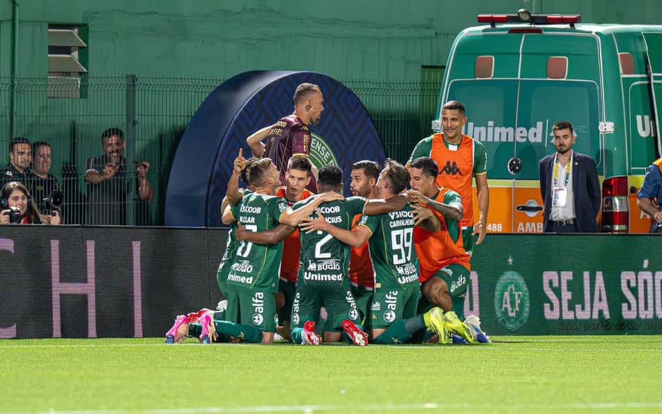 MELHORES MOMENTOS: Chapecoense supera o Santos na Arena Condá pela primeira rodada do Brasileirão