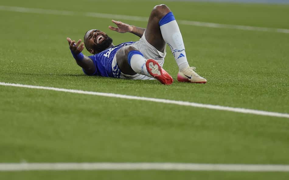 Gerson sente dores na perna e deixa Botafogo x Cruzeiro de maca