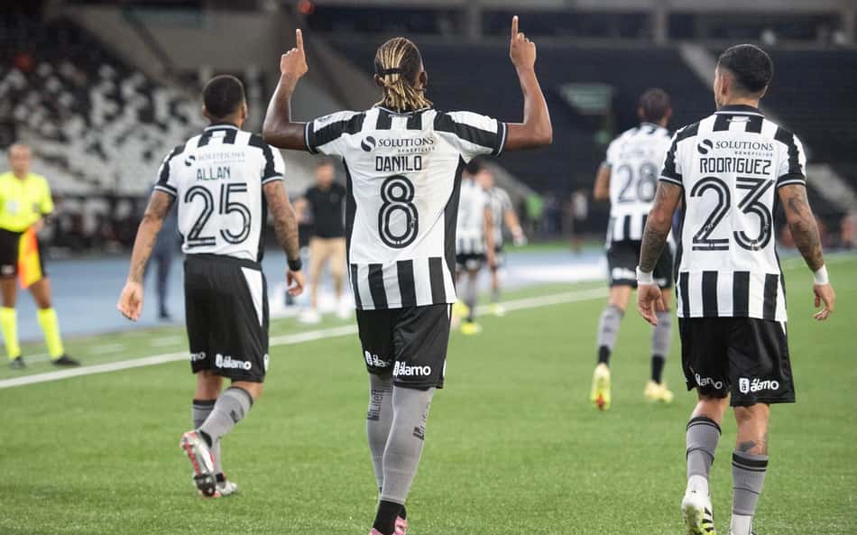 Botafogo encanta com novo modelo de jogo e mostra força do vestiário