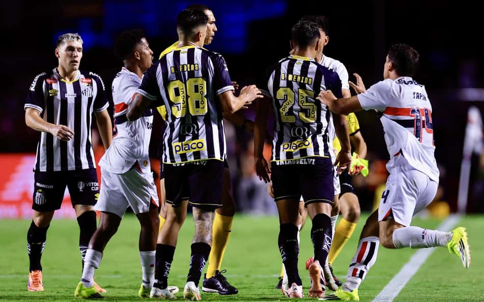 Web reage à expulsão de jogador do Santos com 35 minutos: 'Já estava difícil'